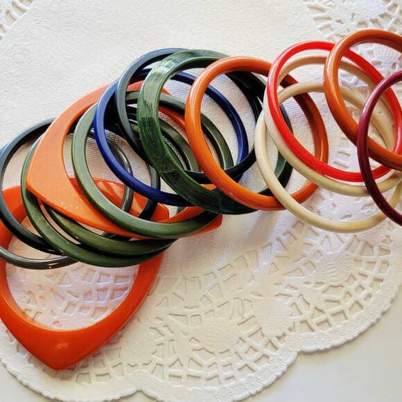 Vintage Set of 16 1980s mod Bangle Bracelets, Lucite - Picture 3 of 4